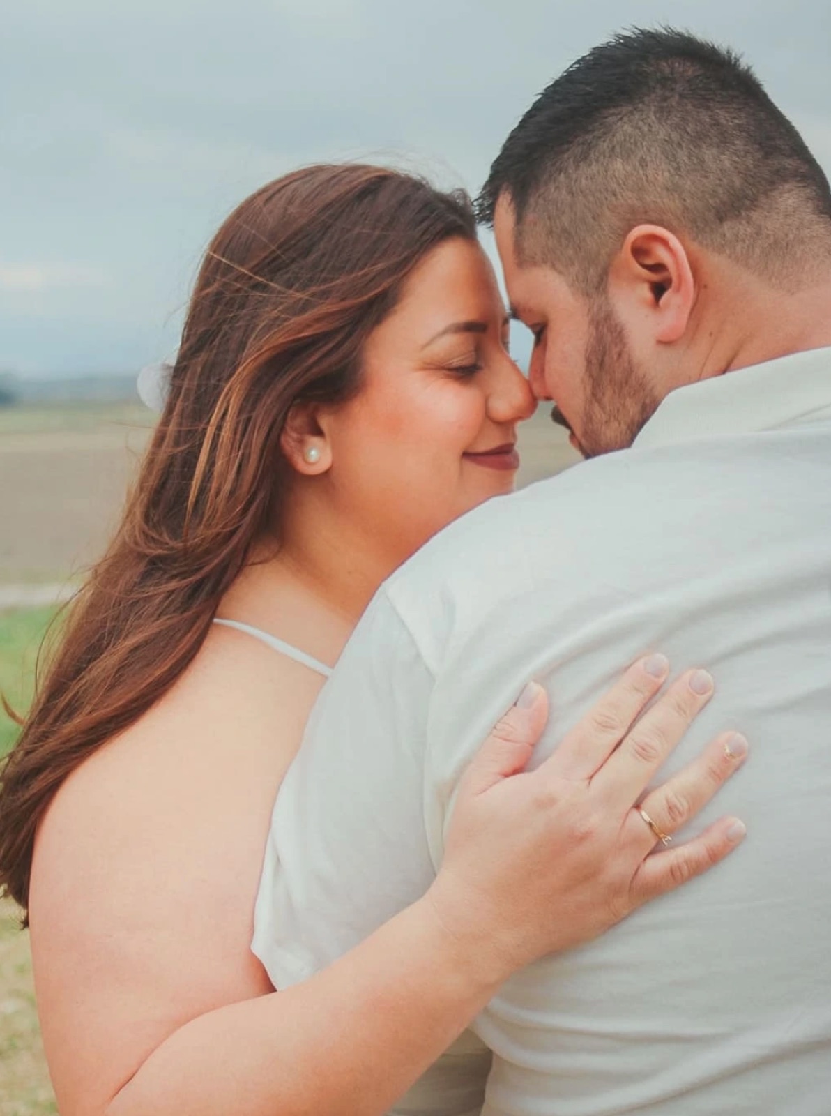 Casal com testas coladas, ao ar livre