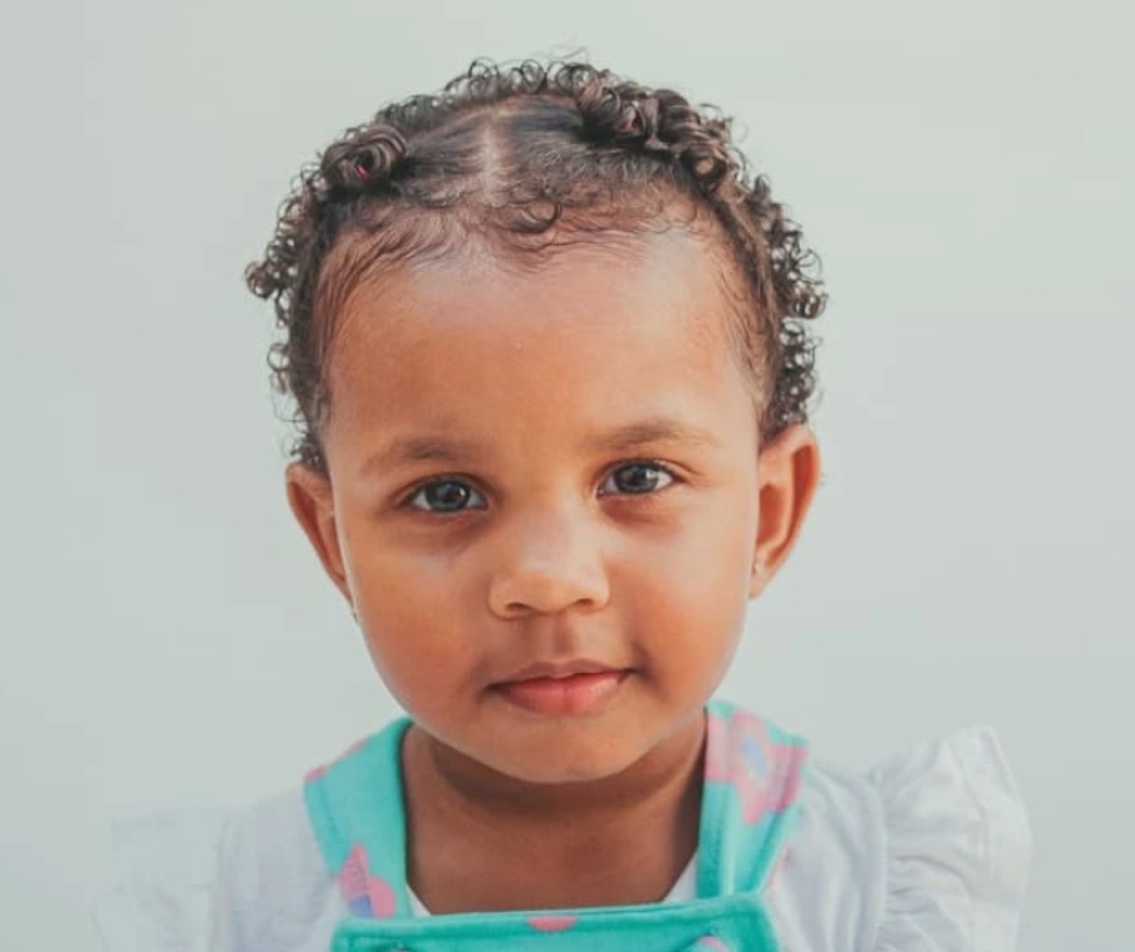 Retrato de bebê com cabelo cacheado