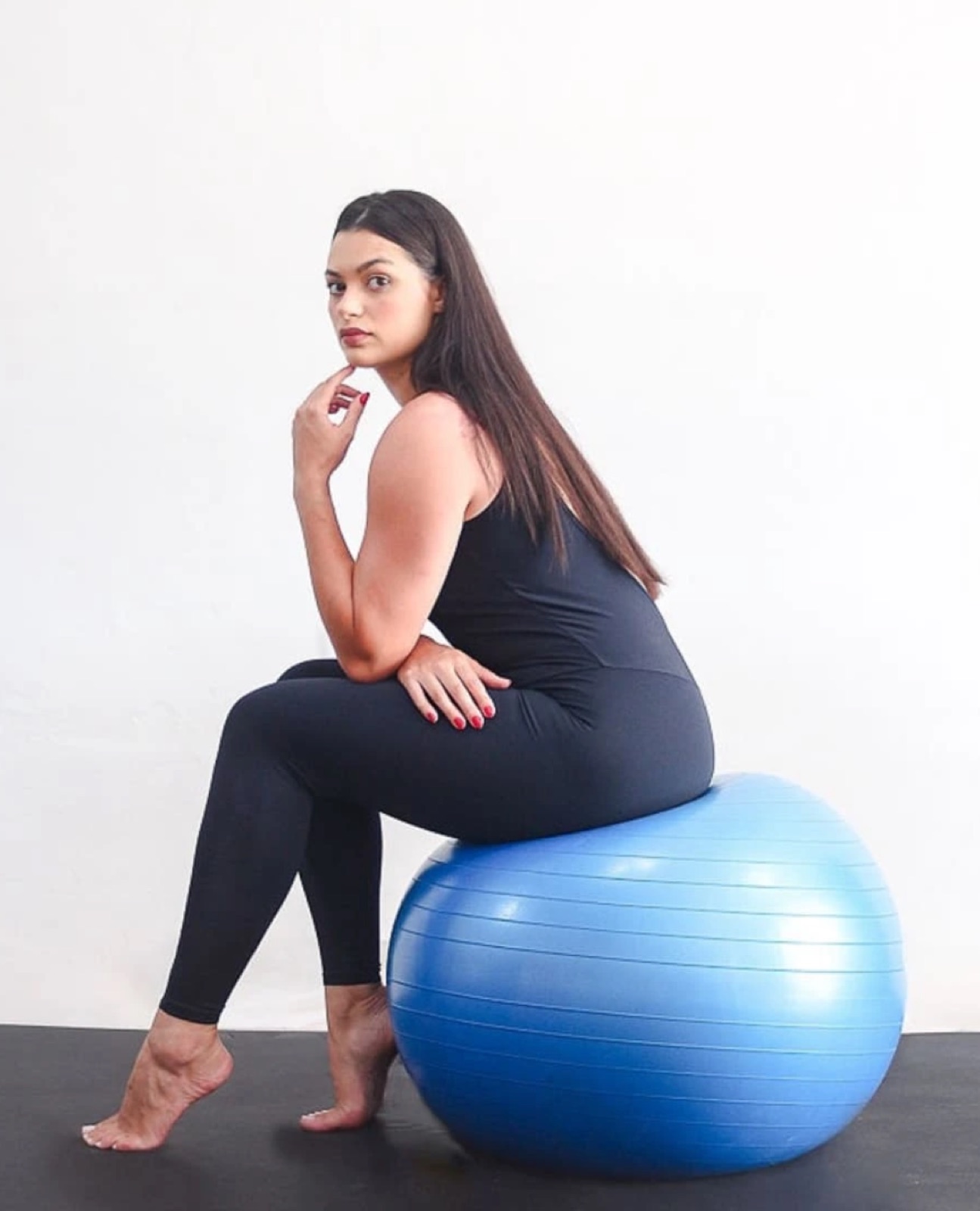 Mulher sentada em ensaio de estúdio