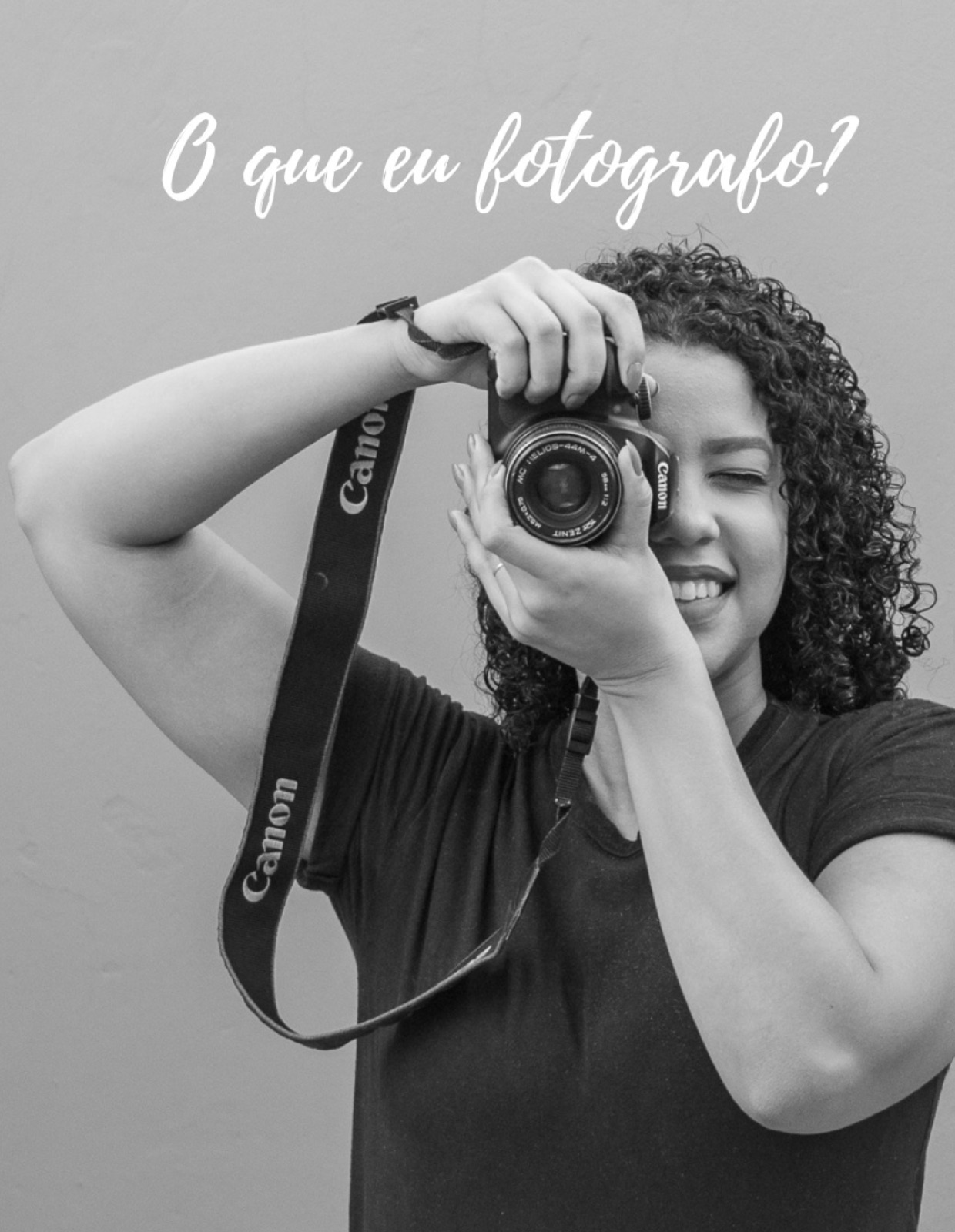 Adany Melo com a câmera no rosto, fotografando